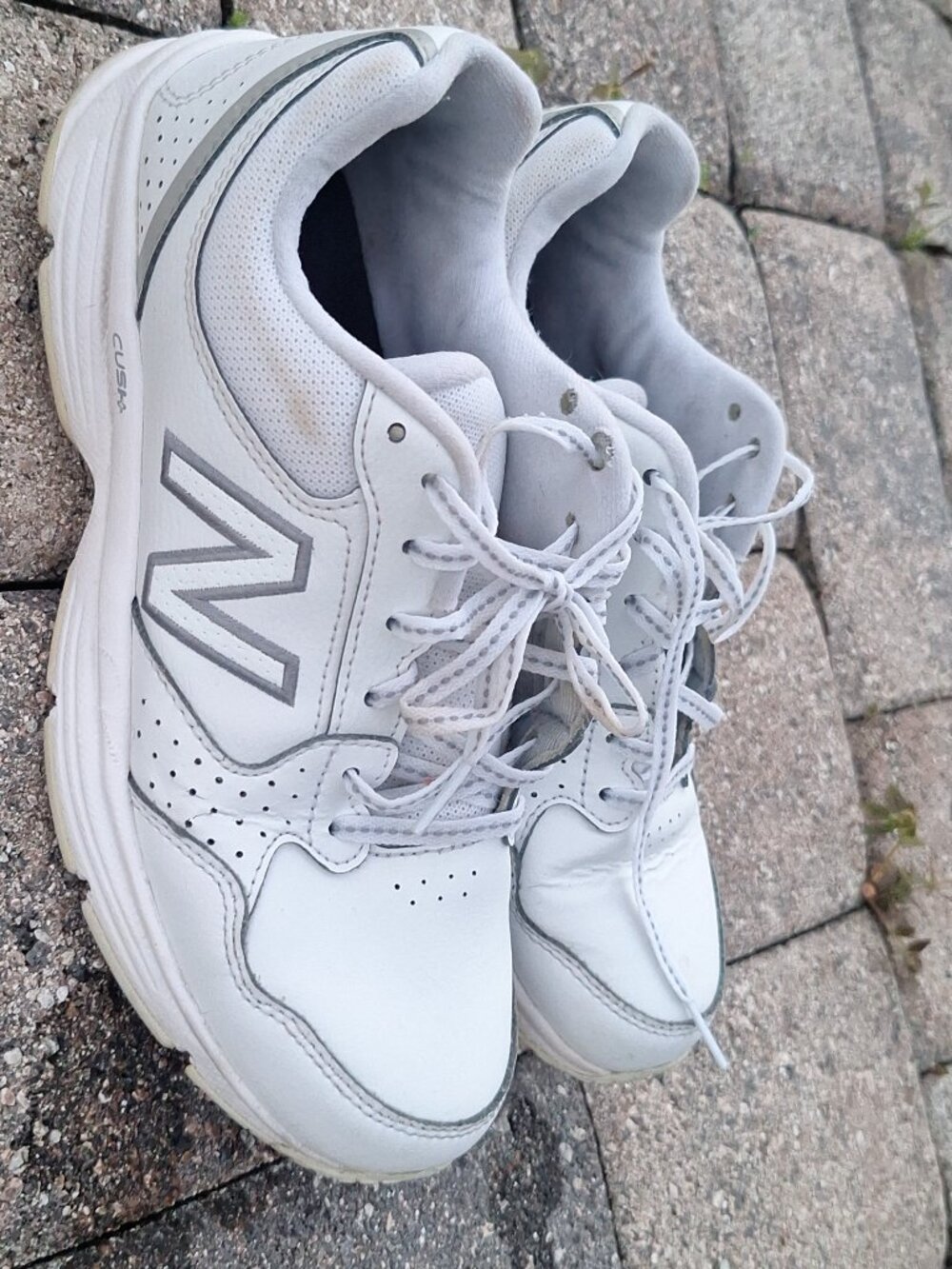 Nice white women new balance 7.5 M